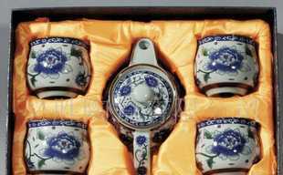 紅牡丹映襯下的茶藝雅韻 陶瓷功夫茶具5頭紅牡丹2號壺空心杯組賞析